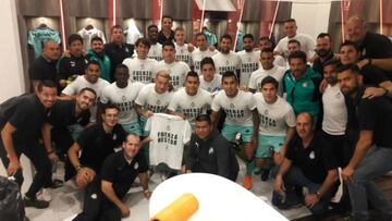 Santos muestra playeras de apoyo a N&eacute;stor Araujo