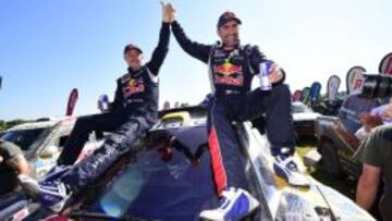 Stephane Peterhansel y su copiloto Jean Paul Cottret celebran el título.