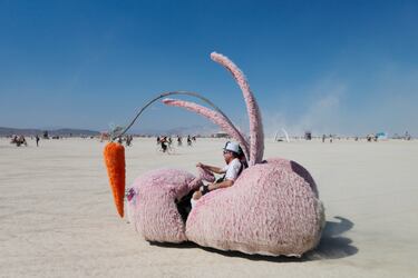 El Burning Man es un evento anual masivo y único que se celebra en el Black Rock Desert de Nevada, Estados Unidos. Aunque a menudo se le describe como un festival de arte o música, sus participantes y organizadores lo definen más bien como un experimento en comunidad, arte, autoexpresión y autosuficiencia radical. Es 
una experiencia inmersiva y transformadora que desafía las convenciones, fomenta la creatividad sin límites y construye una comunidad efímera basada en principios de libertad, autoexpresión y respeto por el medio ambiente.
