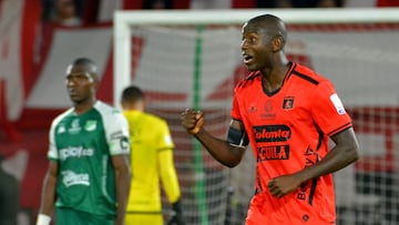 Adrián Ramos durante un partido de América.