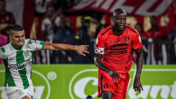 Jhon Duque disputa un balón con Adrián Ramos en el clásico América vs. Nacional por la fecha 14 de la Liga BetPlay.