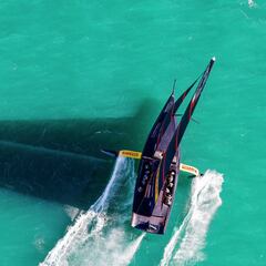 Luna Rossa y Emirates Team New Zealand se abonan al empate