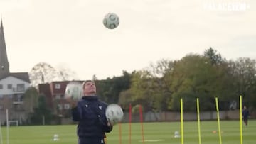 Oliver Glasner demostró que también es hábil con las manos. El técnico del Palace se divirtió en medio de la práctica previa al partido por Conference League ante AZ Alkmaar.
