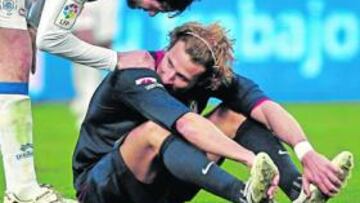 <b>SUSTO. </b>Forlán se duele de su tobillo izquierdo ante la preocupación de Arzo, central del Recreativo.