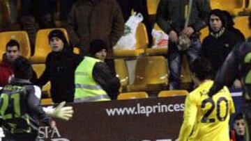 <b>EMPATE. </b>Fernando Sales bate a Mariño en el mano a mano tras un gran pase en profundidad de Carlos Martínez.