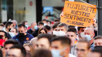Manifestación contra la gestión de Peter Lim.