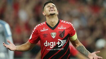 Bruno Guimaraes, entre l&aacute;grimas, se despide del Atl&eacute;tico Paranaense.