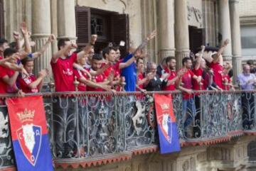 Celebración multitudinaria del Osasuna en las calles de Pamplona