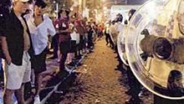 <b>CONTROLADOS</b>. Los hooligans sufrieron una estrecha vigilancia policial ayer en Lisboa.