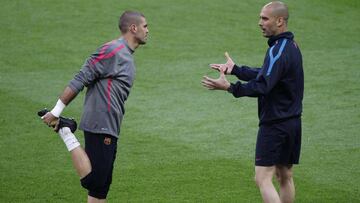 Victor Valdés recibiendo instrucciones de Pep Guardiola.