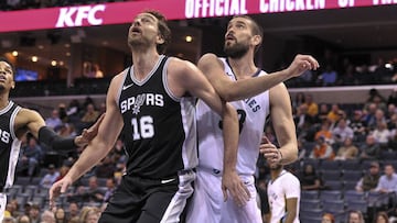 Pau Gasol y Marc Gasol batallan por un rebote.