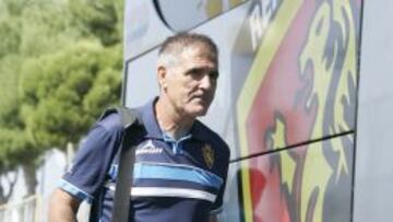 RUMBO A ALCALÁ. Paco Herrera, antes de subirse ayer al autobús.