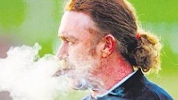 <b>HUMAREDA. </b>Jiménez, fumando uno de sus clásicos puros.