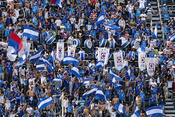 Cruz Azul es un equipo popular, ya que tiene un arraigo importante en millones de aficionados que, a pesar de los resultados, mantienen su amor hacia la camiseta celeste. El amor nace de cierta identificación o simplemente el seguimiento viene de generación en generación.