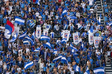 Cruz Azul es un equipo popular, ya que tiene un arraigo importante en millones de aficionados que, a pesar de los resultados, mantienen su amor hacia la camiseta celeste. El amor nace de cierta identificación o simplemente el seguimiento viene de generación en generación.