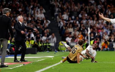 Minuto 106 de encuentro. Entrada muy a destiempo del mediocentro de la Real para cortar la carrera de Vinicius.