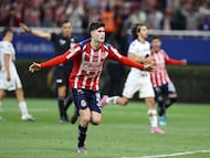 Armando González scored a 101st-minute penalty at Estadio Akron on Sunday, as Chivas Guadalajara snatched a point against Pumas.