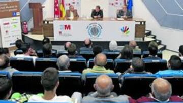 <b>MÁXIMO INTERÉS. </b>Deportistas, responsables deportivos y estudiantes se dieron cita en el Foro Ferrándiz-AS para seguir las explicaciones de Manuel Santana.