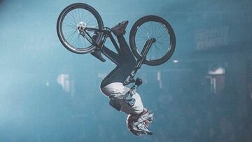 Gemma Corbera de Backflip con su MTB en el show Freestyle Zombies de Lleides en el Barris Nord de Lleida. 