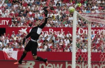 El balón da en la escuadra tras un tiro de Luis Suárez. 