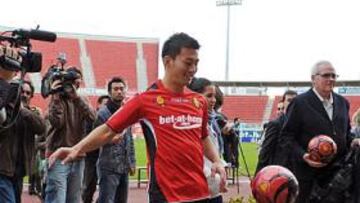 <b>OVACIONADO. </b>Akihiro Ienaga, con el 14, en la presentación en Mallorca a la que acudió numerosa Prensa.