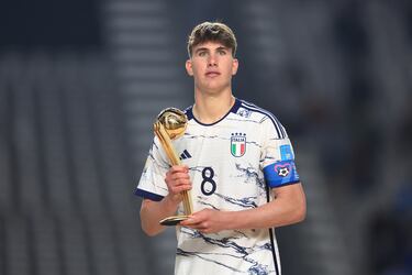 Llamado a ser el heredero de Pirlo, Casadei abandonó muy joven el Inter para fichar por el Chelsea, donde los distintos entrenadores no confiaron en él y se pasó dos temporadas cedido en Reading, Leicester. En enero volvió a la Serie A, donde se ha reencontrado con su mejor versión en el Torino.