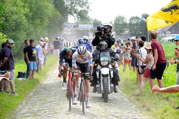 Tadej Pogacar y Jasper Stuyven ruedan en el pavés del Tour. El esloveno volvió a mostrarse poderoso.