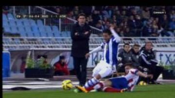 Imagen de la entrada de Siqueira a Vela que le costó la segunda amarilla y la expulsión.