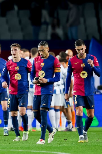 Los jugadores del Barcelona, Gavi, Raphinha y Ferran Torres tristes tras perder 0-1 en casa ante el Legan谷s el 15 de diciembre de 2024 durante la jornada 17.