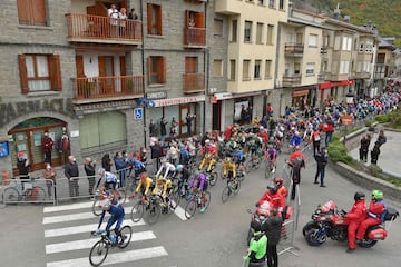 Los ciclistas al inicio de la sexta etapa de la Vuelta Ciclista a España 2020, una carrera de 146,4 km desde Biescas a Formigal, 