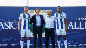 LEGANÉS (MADRID), 03/09/2024.- El director deportivo del Leganés, Txema Indias (c) y el viceprsidente del equipo, posan junto a los jugadores Matija Nastasic (i) y Sébastien Haller (d) durante su presentación, este martes, en Leganés. EFE/ Rodrigo Jiménez
