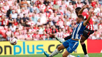 BILBAO, 19/10/2024.- El delantero del Athletic Club Iñaki Williams (d) marca el 2-0 durante el partido de LaLiga EA Sports entre el Athletic Club y el Espanyol, este sábado en el estadio de San Mamés en Bilbao. EFE/ Miguel Toña