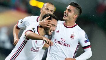 AC Milan's forward from Portugal Andre Silva (L) celebrates scoring with midfielder from Turkey Hakan Calhanoglu during the UEFA Europa League group D football match FK Austria Wien v AC Milan in Vienna, Austria on September 14, 2017. / AFP PHOTO / APA / GEORG HOCHMUTH / Austria OUT