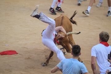 Este 7 de julio ser¨¢n los toros de la ganader¨ªa N¨²?ez del Cuvillo los que recorran las calles de la capital navarra. De esta forma comienza as¨ª el primero de los ocho encierros de las fiestas.