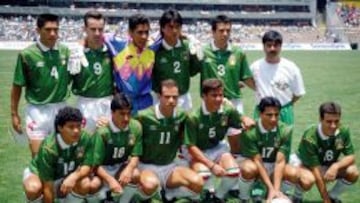 Esta fue parte de la Selección Mexicana dirigida por Miguel Mejía Barón que afrontó las eliminatorias rumbo a Estados Unidos 94. De izquierda a derecha, arriba, Ignacio Ambriz, Luis Miguel Salvador, Jorge Campos, Claudio Suarez y Juan de Dios Ramírez Perales; abajo, de izquierda a derecha, Juan Hernández, Jorge Rodríguez, Zague, Ramón Ramírez, Benjamín Galindo y Joaquín del Olmo.