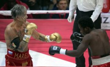 El actor y boxeador estadounidense Mickey Rourke combate con su compatriota Elliot Seymour, durante la pelea disputada en Moscú, Rusia, el 28 de noviembre del 2014.