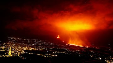 The Cumbre Vieja volcano continues to erupt as seen from El Time viewpoint, on the Canary Island of La Palma, Spain, November 28, 2021. REUTERS/Borja Suarez     TPX IMAGES OF THE DAY