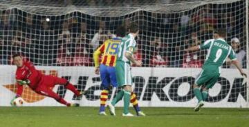 Portero del Valencia Diego Alves para un tiro de penalti por Roman Bezjak de Ludogorets durante el partido de ida de los octavos de final de la Liga Europa, en el estadio nacional Vasil Levski, en Sofía.