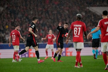 3-2. Saca mal Anatolii Trubin desde su portera y el baln le cae a la cabeza de Raphinha, remata y se cuela en la portera del portero ucraniano. En la imagen, Pedri con el baln en la  mano.