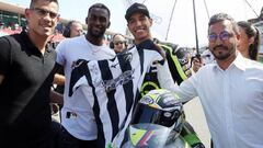 El colombiano Jackson Mart&iacute;nez comparti&oacute; la camiseta de Portimonense con su compatriota, el piloto Yonny Hern&aacute;ndez en el Campeonato Mundial de Superbike