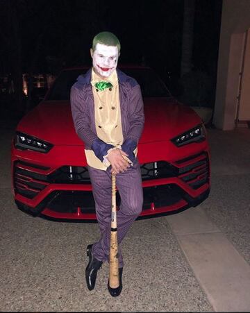 El campeón de peso medio del CMB tiene un gran gusto por los coches de lujo, entre ellos un Lamborghini y una camioneta Porsche.