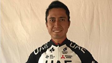 El ciclista colombiano Darwin Atapuma posa con el maillot del UAE Abu Dhabi.