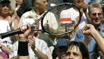 <B>VICTORIA.</B> El alemán Nikolas Kiefer ha vencido al ruso Marat Safin, lo que ha permitido que Alemania ganara 2-1 a Rusia en la Copa del Mundo.