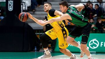 GRAF217. BADALONA (ESPAÑA), 16/11/2019.- El base danés del Iberostar Tenerife Gabriel Lundberg (c) lucha por el balón con el base macedonio Nenad Dimitrijevic (d), del Juventut de Baladona, durante el partido de la novena jornada de Liga Endesa de baloncesto disputado este sábado en el Pabellón Olímpico de Badalona, Barcelona. EFE/Quique Garcia