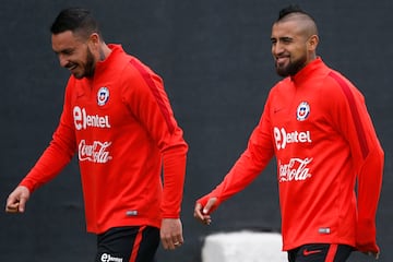 Mientras estuvo en la Roja, Pinilla compartió con jugadores como Arturo Vidal. Esta foto es del 2017.