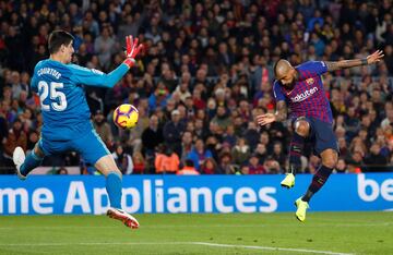 Arturo Vidal anota el 5-1 de cabeza en el partido del Clásico