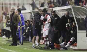 02/12/15 RAYO VALLECANO vs GETAFE
PARTIDO COPA DEL REY








Paco Jémez y Lass Bangoura estuvieron a punto de llegar a las manos en el partido de Copa del Rey entre Rayo y Getafe. Todo ocurrió en el minuto 69, cuando Jémez decidió sustituir a Lass en lugar de Adrián Embarba. Al guineano no le gustó el cambio y le dijo algo a Jémez, además de pegarle un puñetazo al banquillo. Paco le indicó el camino de los vestuarios y Lass reaccionó de forma violenta. La seguridad privada del estadio y los jugadores rayistas tuvieron que intervenir para que el asunto no fuera a mayores.





