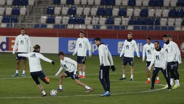 Sergio Ramos golpea el bal&oacute;n durante un rondo en el entrenamiento de ayer por la tarde en Tiflis, mientras un sonriente Bryan Gil intenta interceptar el pase. 