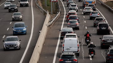 Varios coches circulan por la autovía A3, a 5 de diciembre de 2023, en Madrid (España). La Dirección General de Tráfico (DGT) prevé 1,6 millones de desplazamientos de largo recorrido por las carreteras de la Comunidad de Madrid durante los próximos días festivos del puente de la Constitución y de la Inmaculada, y pone en marcha el operativo especial desde este martes a las 15.00 horas y hasta la medianoche del próximo domingo 10 de diciembre. La previsión de desplazamientos de Tráfico para estos días festivos por toda la red viaria española llega a 7.830.000 desplazamientos de largo recorrido, lo que supone un incremento del 17,13% con respecto a los datos reales de 2022 y del 10,04% frente a los de 2017, último año en el que las festividades coincidieron con un miércoles y un viernes, igual que en esta ocasión.
05 DICIEMBRE 2023;MADRID;DGT;DESPLAZAMIENTOS;PUENTE DE LA CONSITUCIÓN;PIXELADA
Alejandro Martínez Vélez / Europa Press
05/12/2023