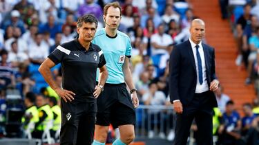 José Luis Mendilibar y Zinedine Zidane, en un Real Madrid-Eibar en octubre de 2016.
